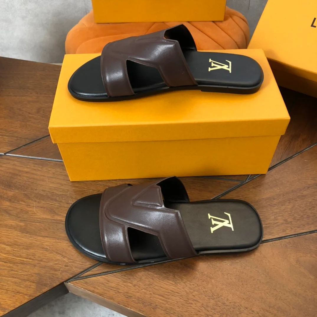 Factory price: 270💰LV counters are selling new brand luxury men's slippers, casual, loose and comfortable. The must-have model in the picture above [Happy][Happy], multiple colors available Size: 38-44, customized 45